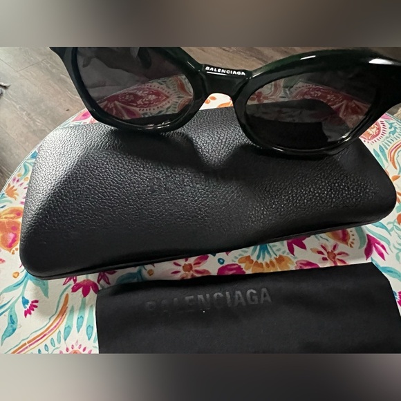 New Pair of Balenciaga Green Sunglasses - Picture 2 of 5